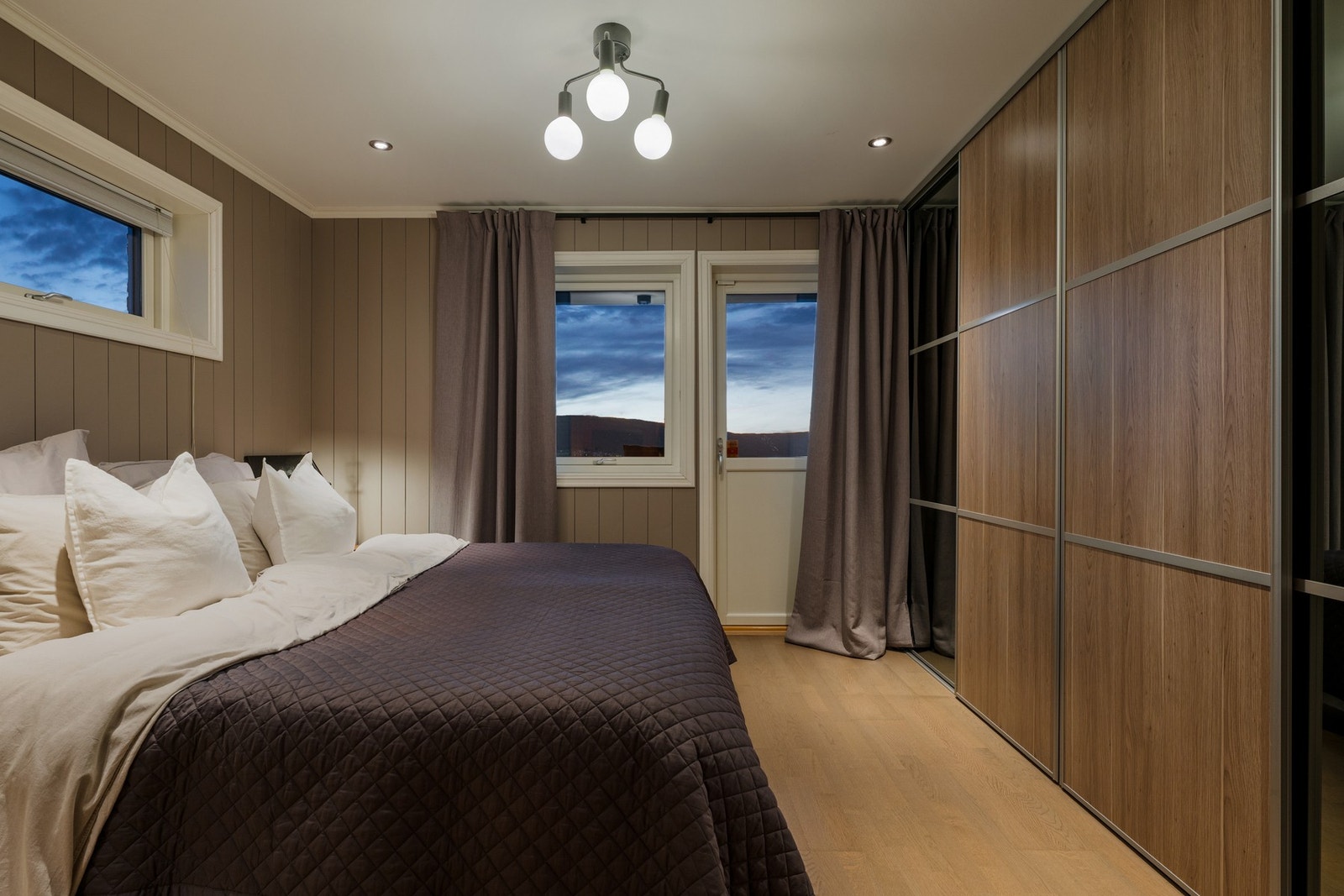 Hovedsoverommet er av god størrelse og er utstyrt med romslig skyvedørsgarderobe. Galleribilde