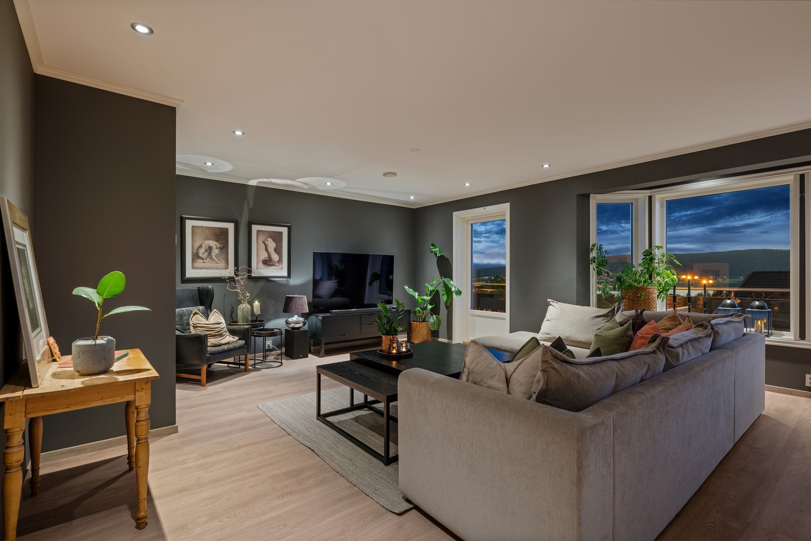 Det er fin plass til sofagruppe og annet møblement i stuen. Galleribilde