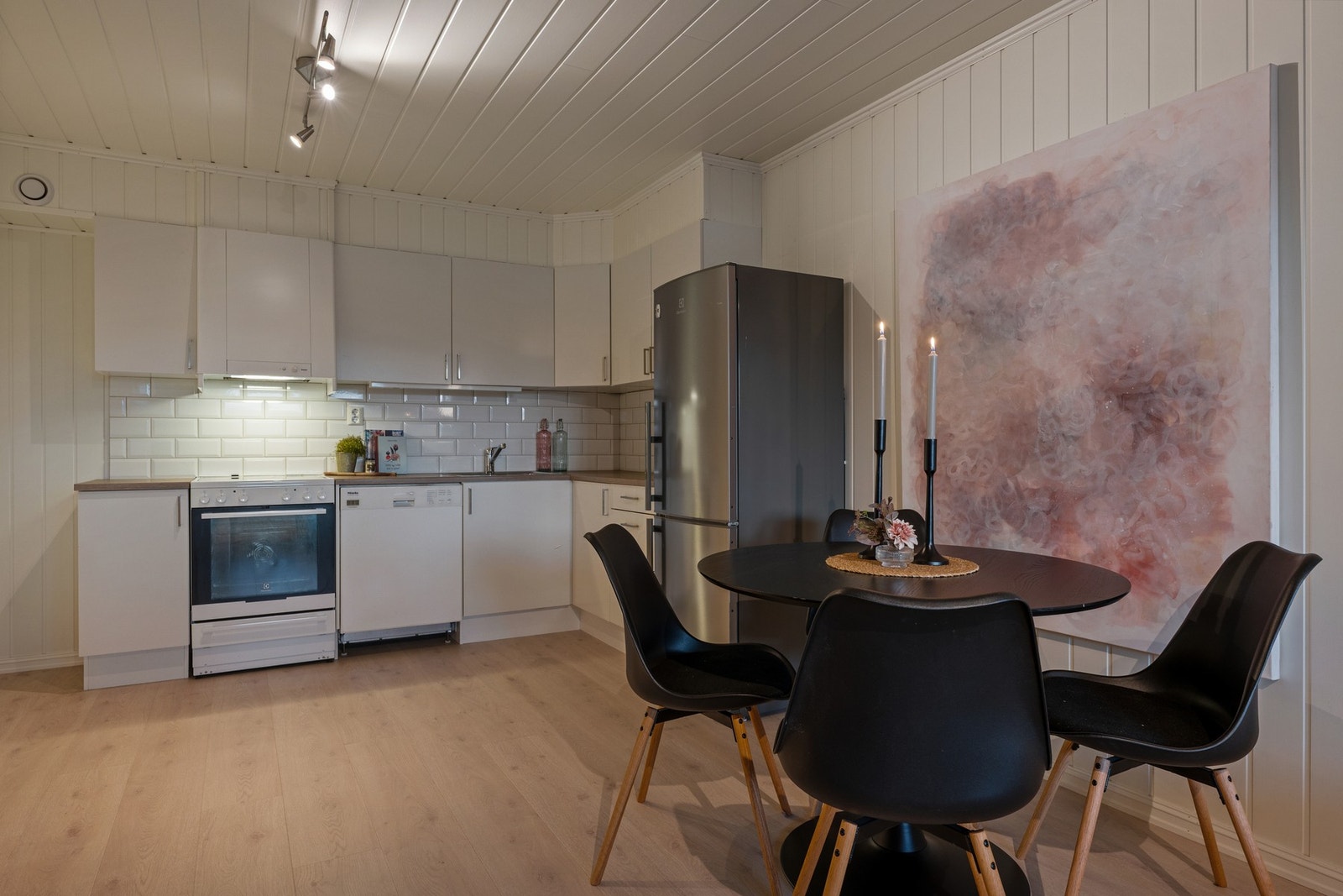 Fin plass til kjøkkenbord/spisestue i den åpne løsningen. Galleribilde