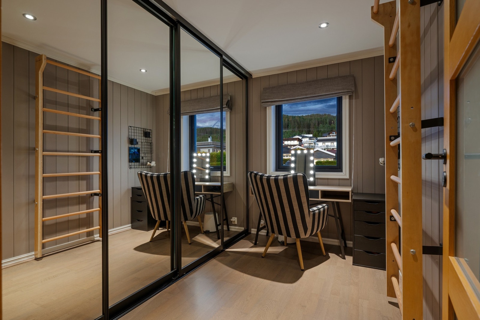 Det siste soverommet er i dag innredet som kontor. Her har du også en skyvedørsgarderobe. Galleribilde