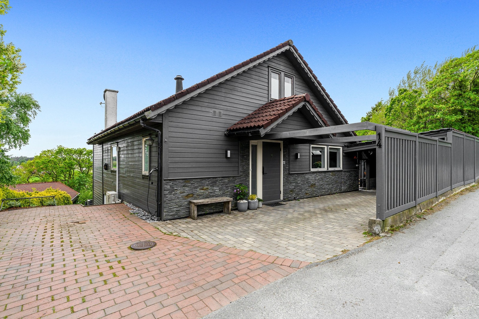 Velkommen inn - her ser vi hoveddøren til huset Galleribilde