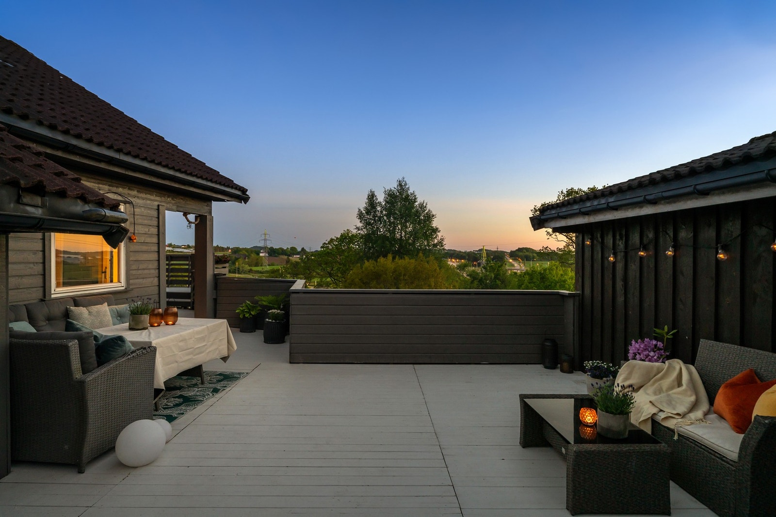 Det er totalt 80 m2 terrasseområder tilhørende huset Galleribilde