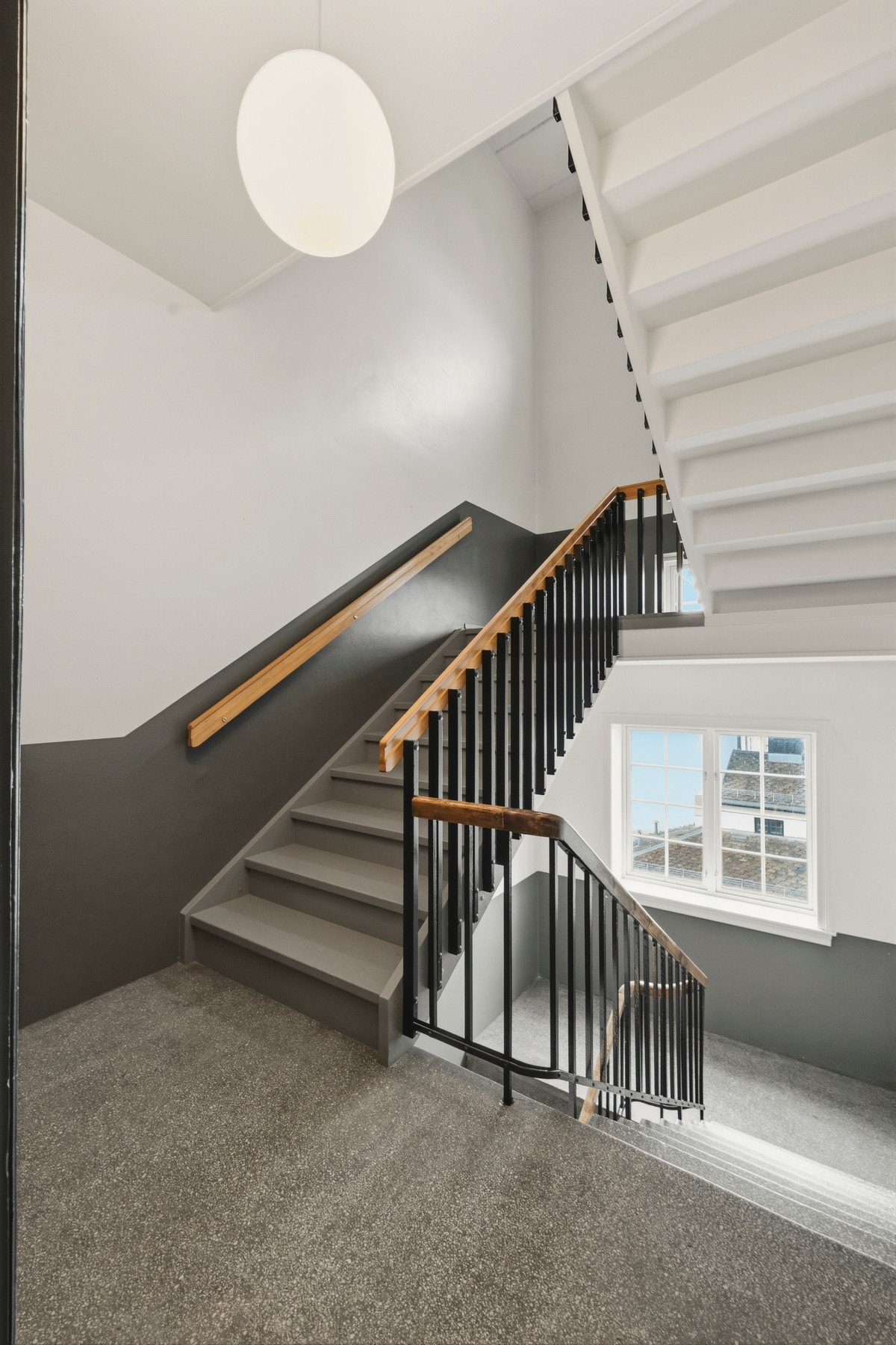 Leiligheten disponerer to boder i kjeller på ca.15 m² samt en bod på loft på ca. 3 m². Galleribilde