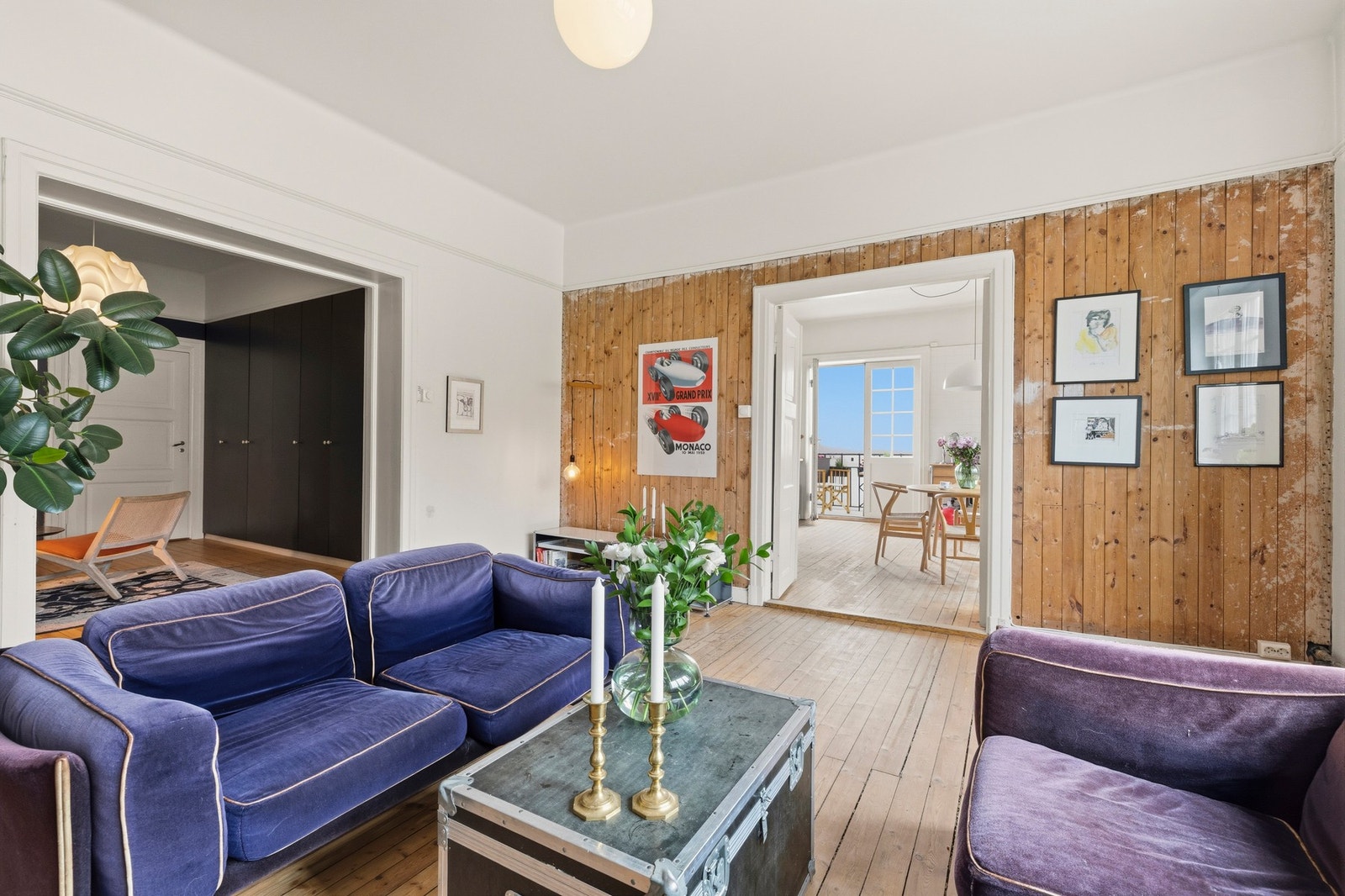 I tilknytning til stuen ligger en hyggelig forstue med plass til spisebord. Peisovnen bidrar til en lun atmosfære og gjør rommet til et naturlig samlingspunkt for både hverdager og sosiale sammenkomster. Galleribilde