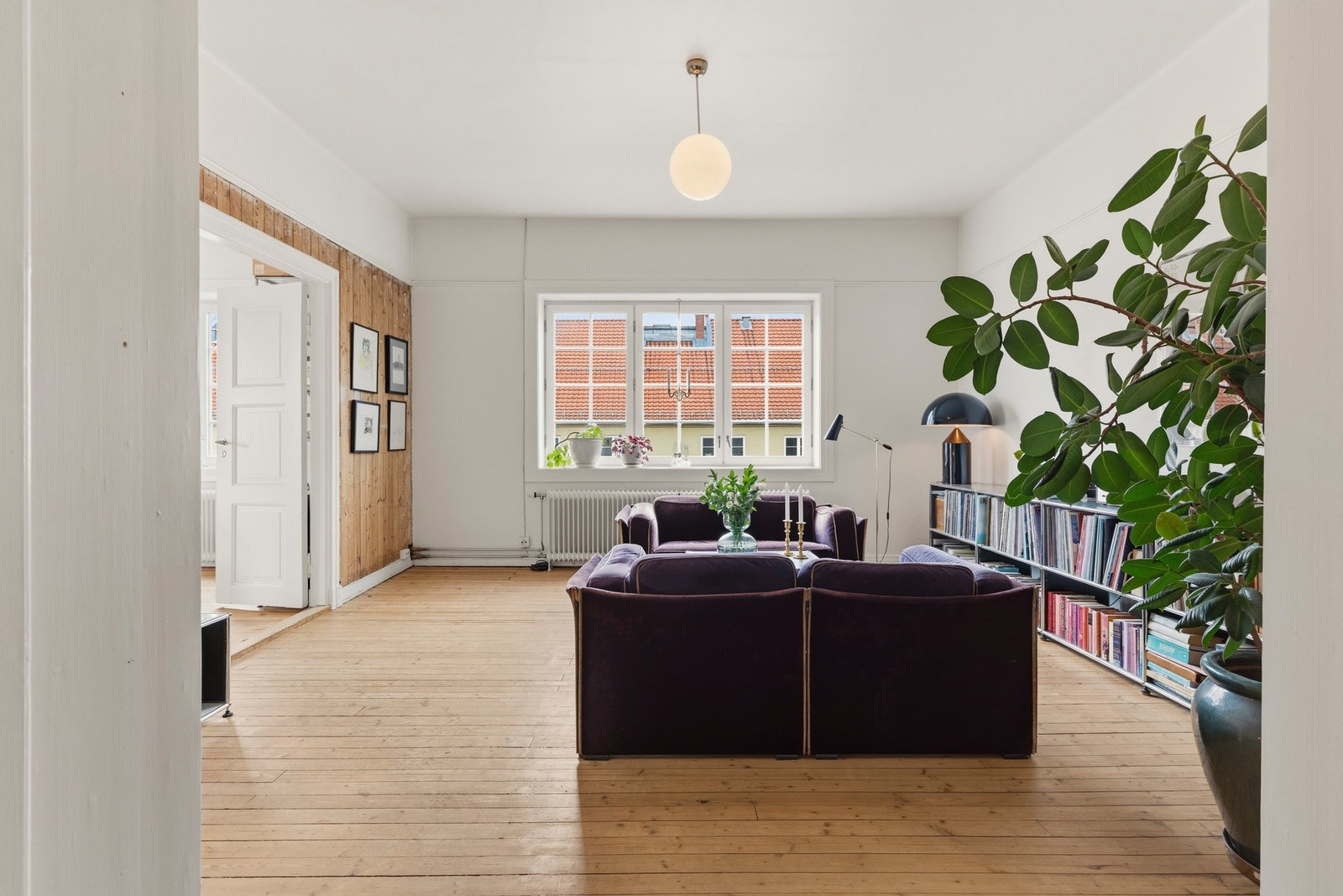 Stuen fremstår som et innbydende oppholdsrom med store vindusflater som slipper inn godt med dagslys. Galleribilde