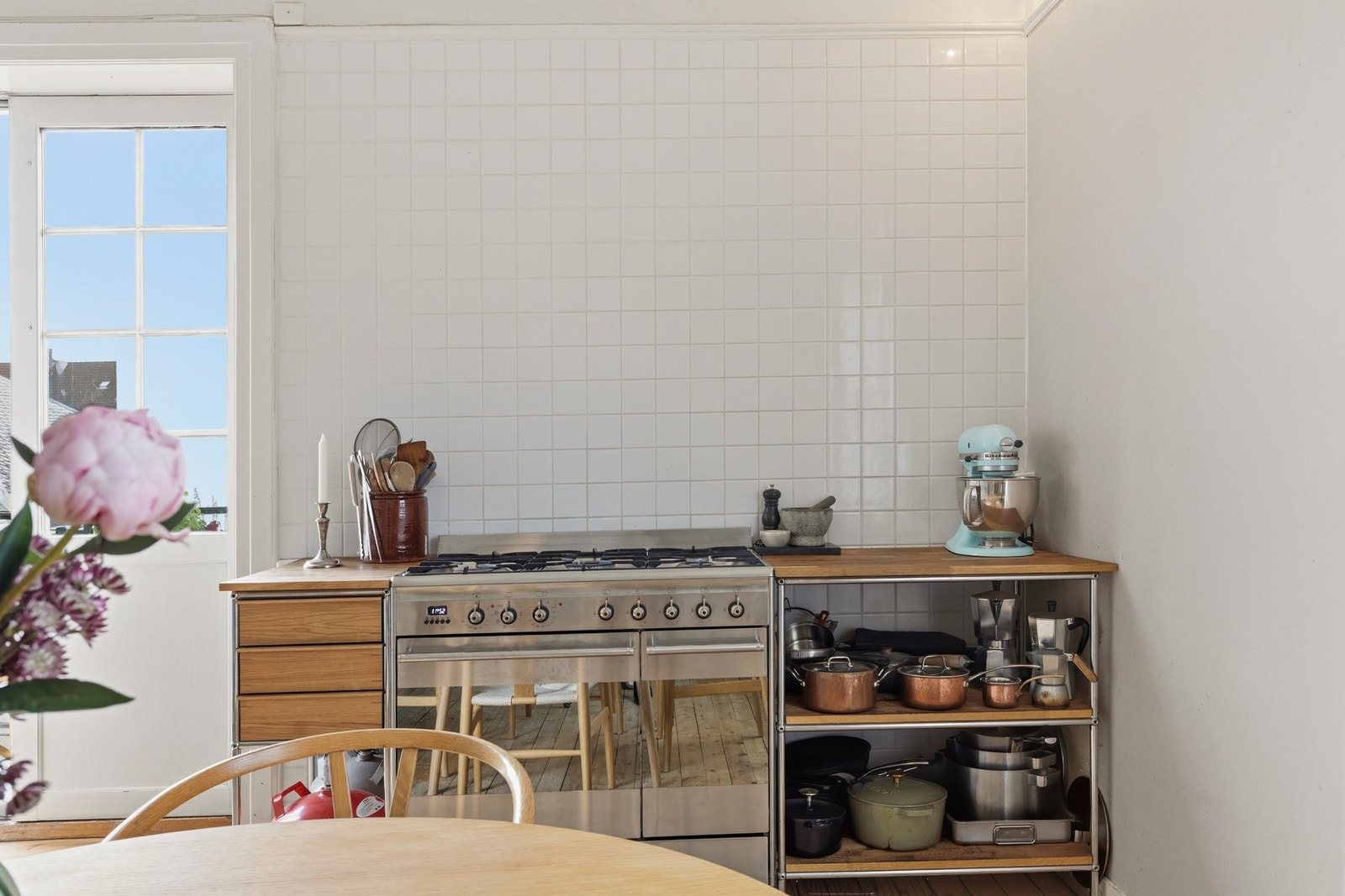 Det Smeg komfyr med gass bluss, 5 stk og det er montert gassvakt. Galleribilde