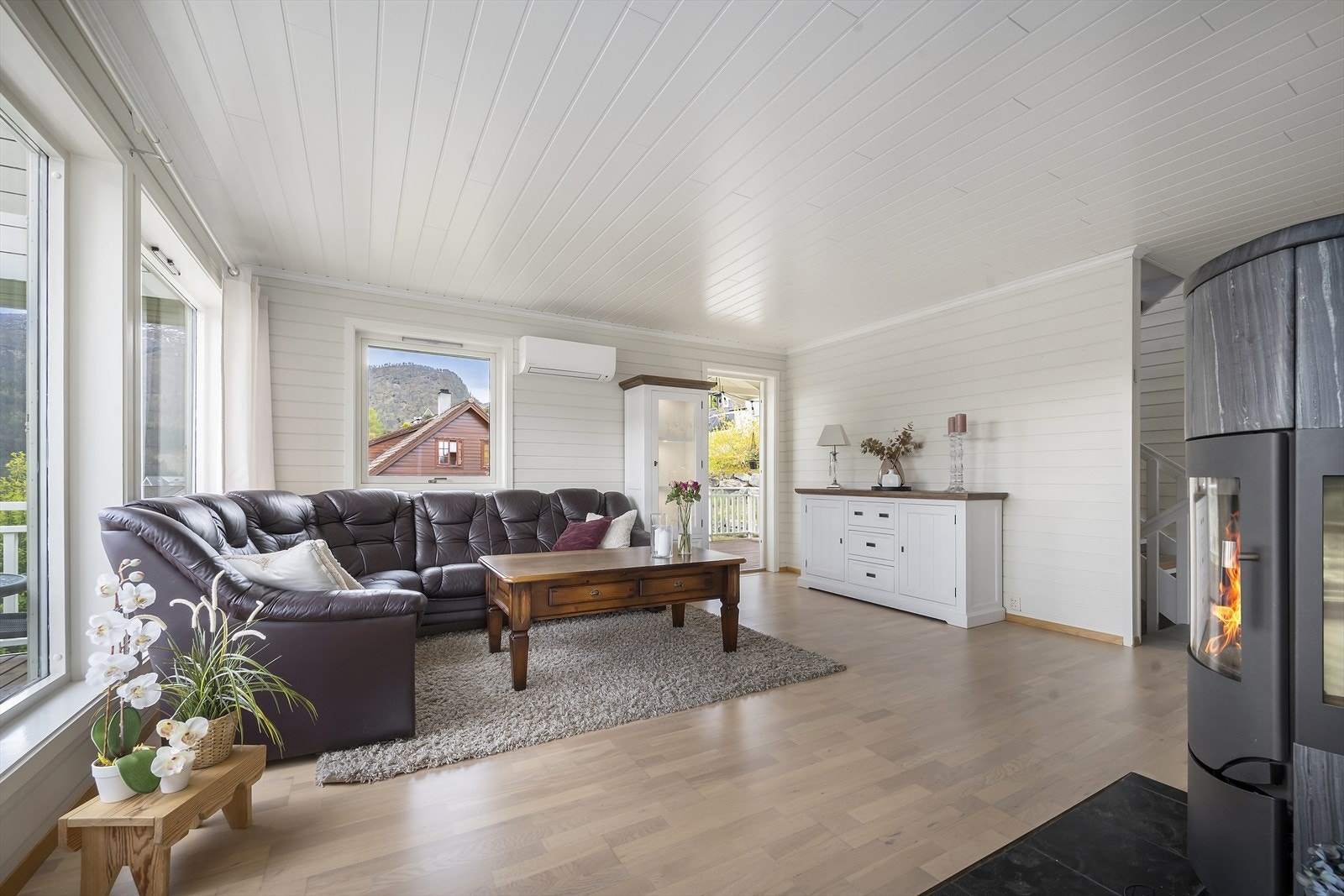Lys og innbydende stue av god størrelse. Galleribilde