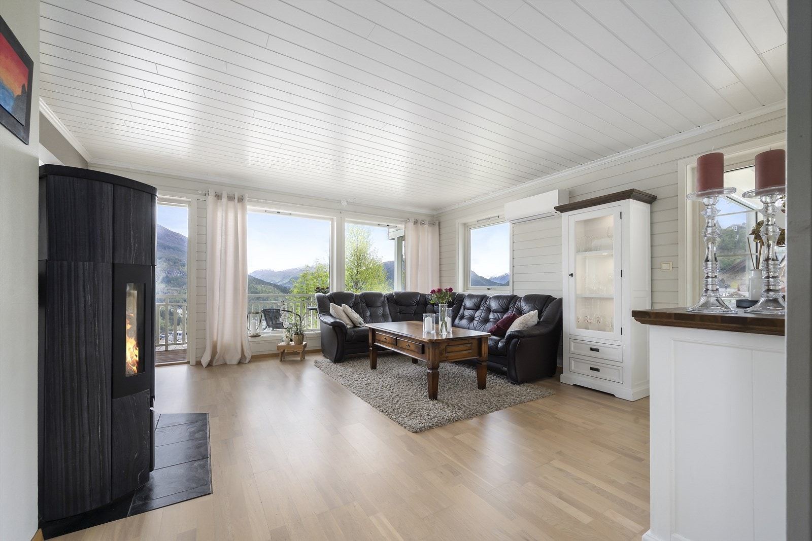 Boligen går over tre etasjer og 1. etasje inneholder vindfang, stue, kjøkken, soverom og bad/vaskerom. Galleribilde