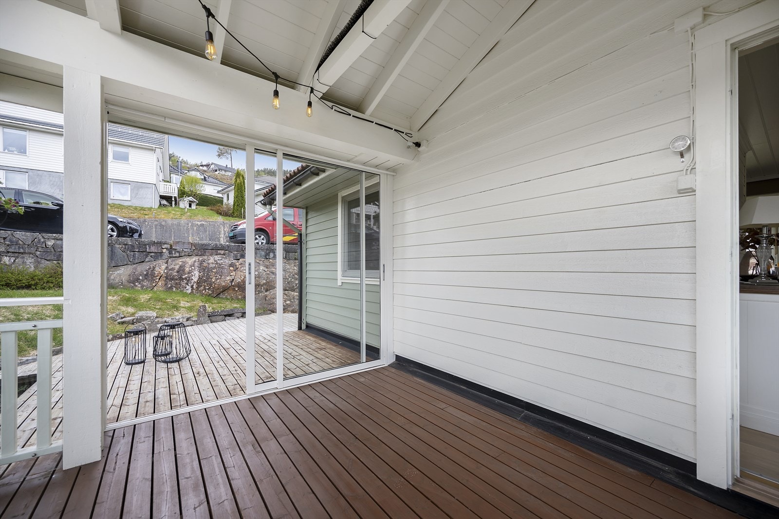 Verandaen har vinduer og skyvedør som gjør den til en lun og skjermet uteplass som kan benyttes uansett vær. Galleribilde