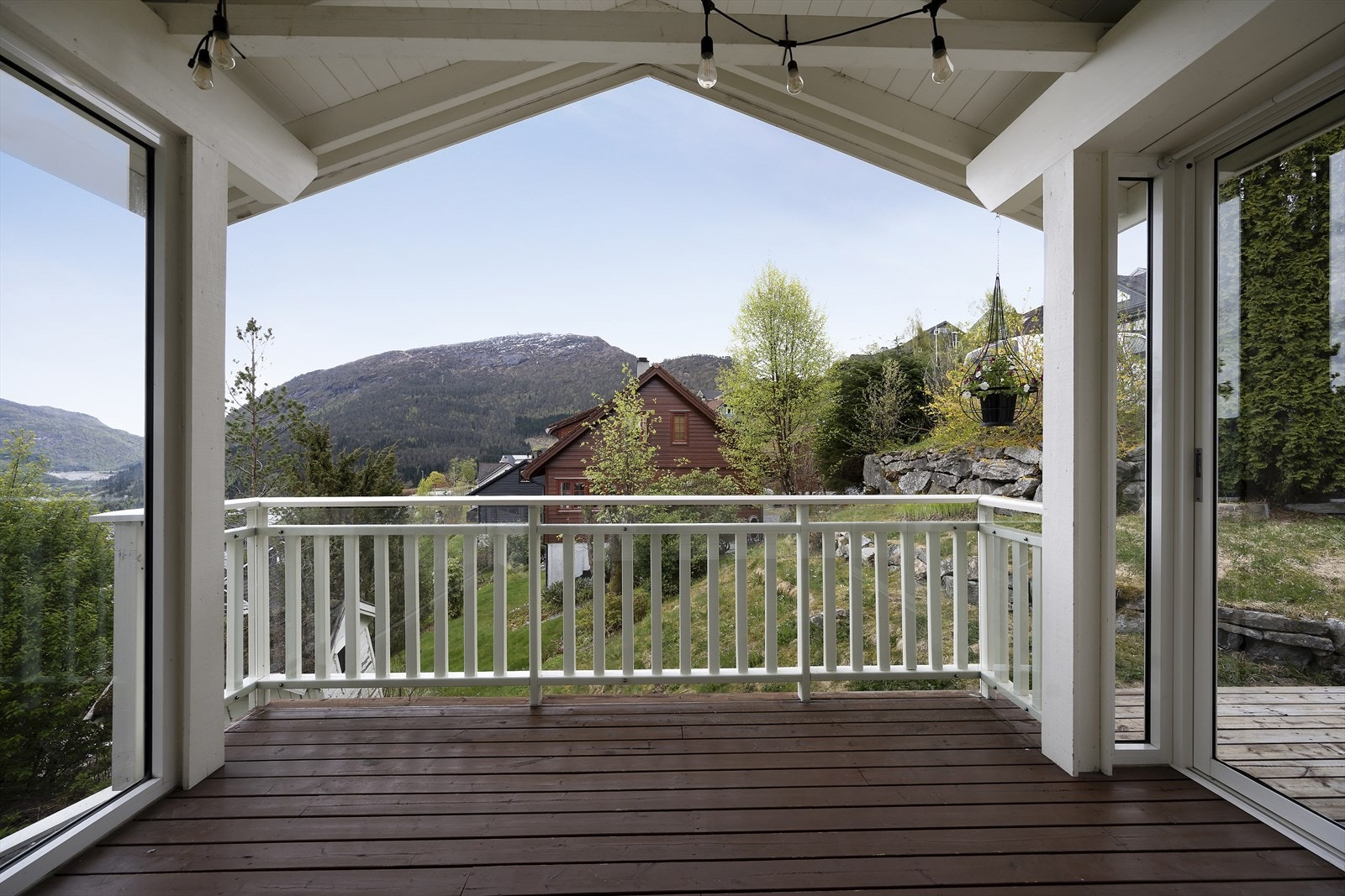 Verandaen byr på flott utsikt over nærområdet og har tilkomst til hage. Galleribilde