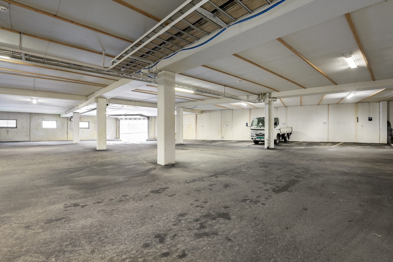 Det følgjer med éin parkeringsplass med elbilladar i felles garasjeanlegg. Ladar er tilknytt direkte til sikringsskåpet til leilegheita. Galleribilde