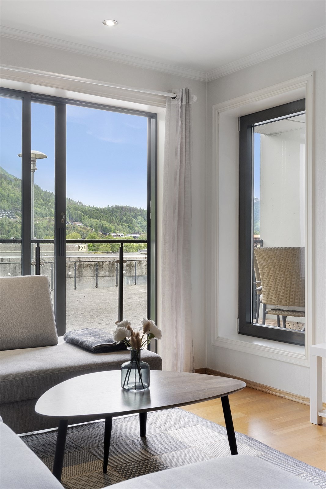 Vindauga er i aluminium med 2-lags glas. Galleribilde