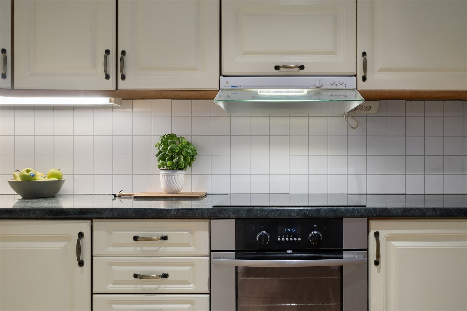 Induksjonstopp for effektiv matlaging. Avtrekket er tilknytt det balanserte ventilasjonsanlegget i bustaden. Galleribilde
