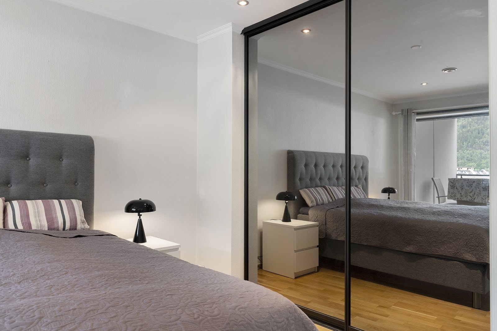 Rommet er utstyrt med ein romsleg skyvedørsgarderobe med spegelfrontar. Galleribilde