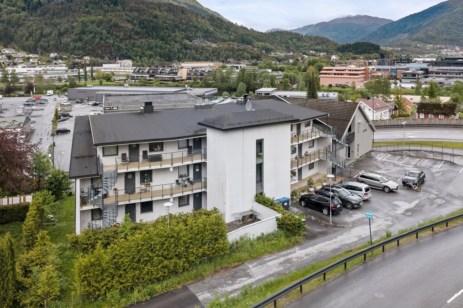 Frå eigedomen er det berre to minuttars gange til busstoppet 'Halbrend', med sju ulike busslinjer, samt gangavstand til sentrum. Galleribilde