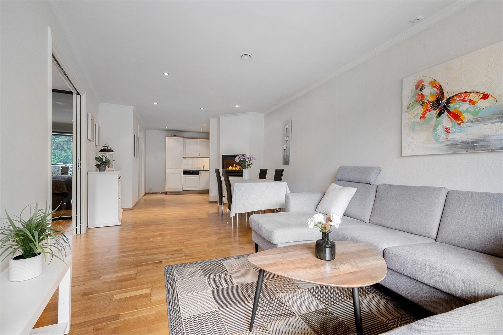 Stove/kjøkken i opa løysing med god plass til sofagruppe og spisebord. Galleribilde