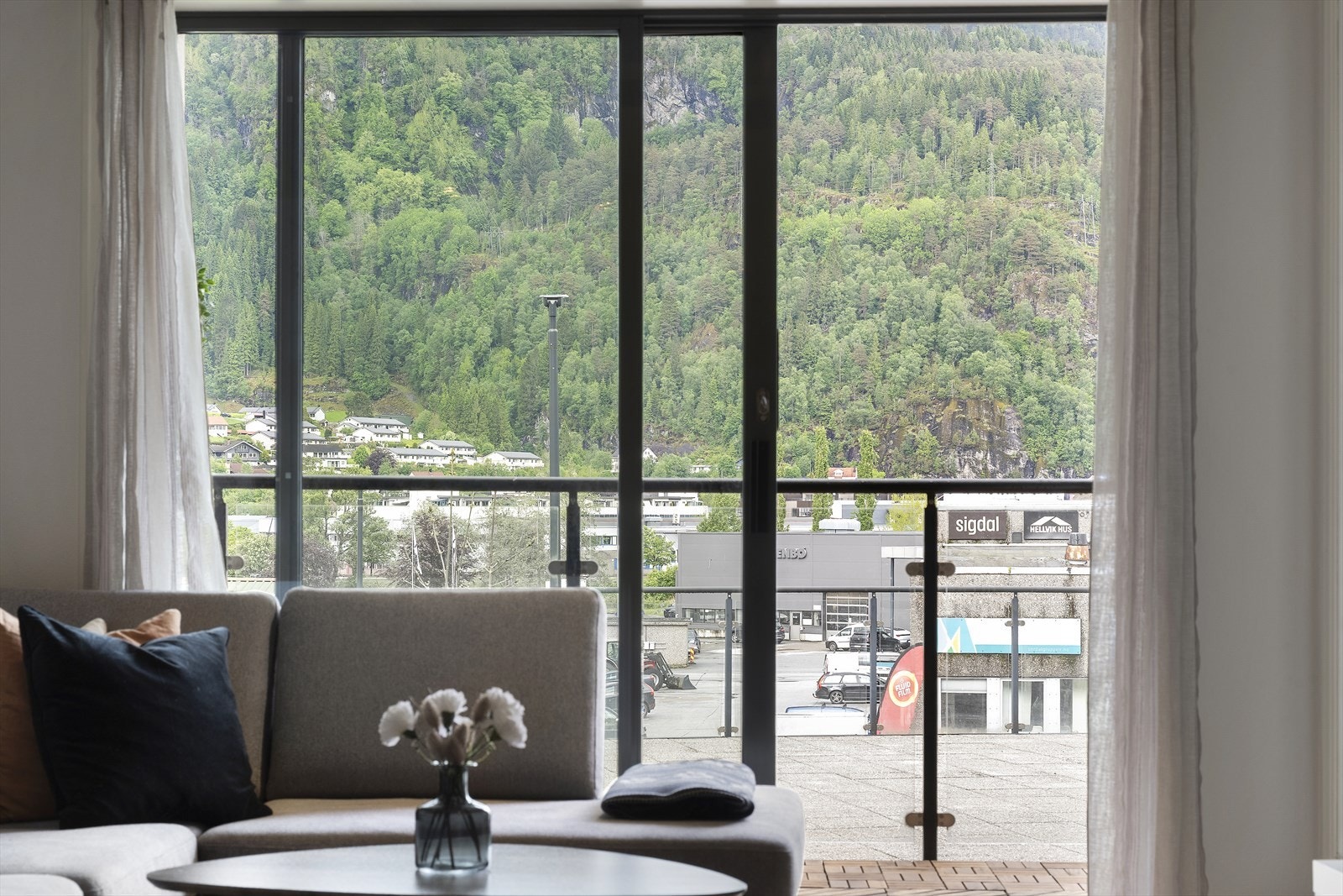 Dei store vindaugsflatene i stova gir godt med lys og utsikt mot nærområdet. Galleribilde