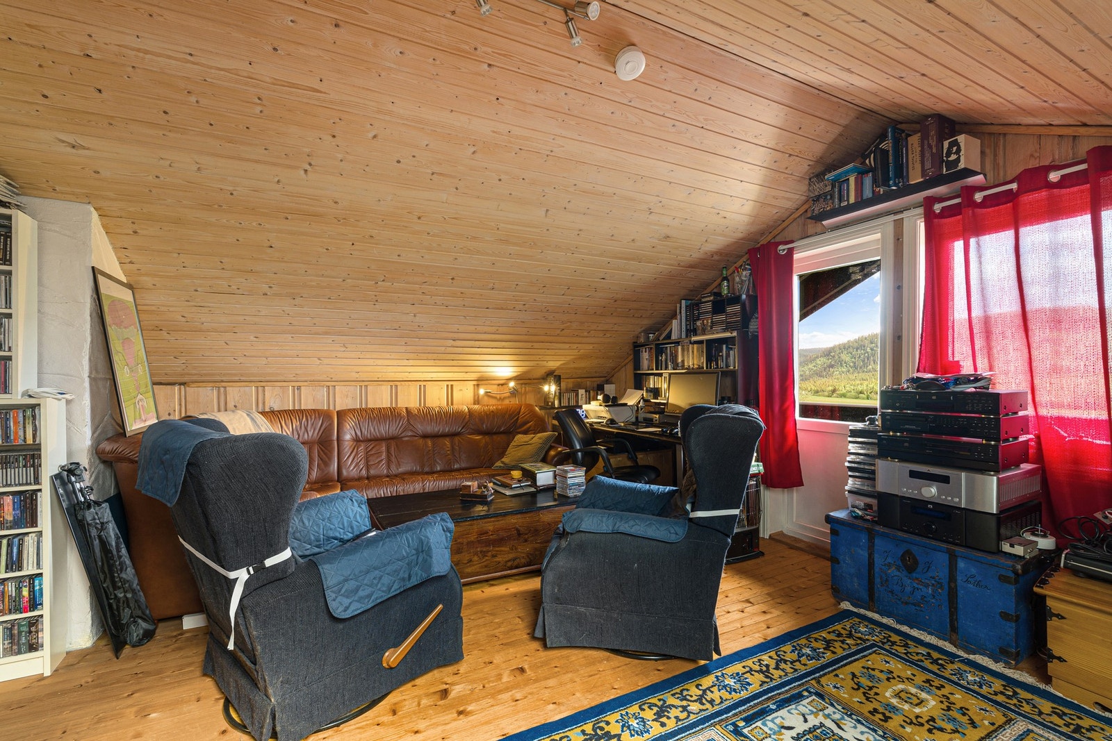 Loft med egen luftebalkong. Eventyrlig fin utsikt herfra Galleribilde
