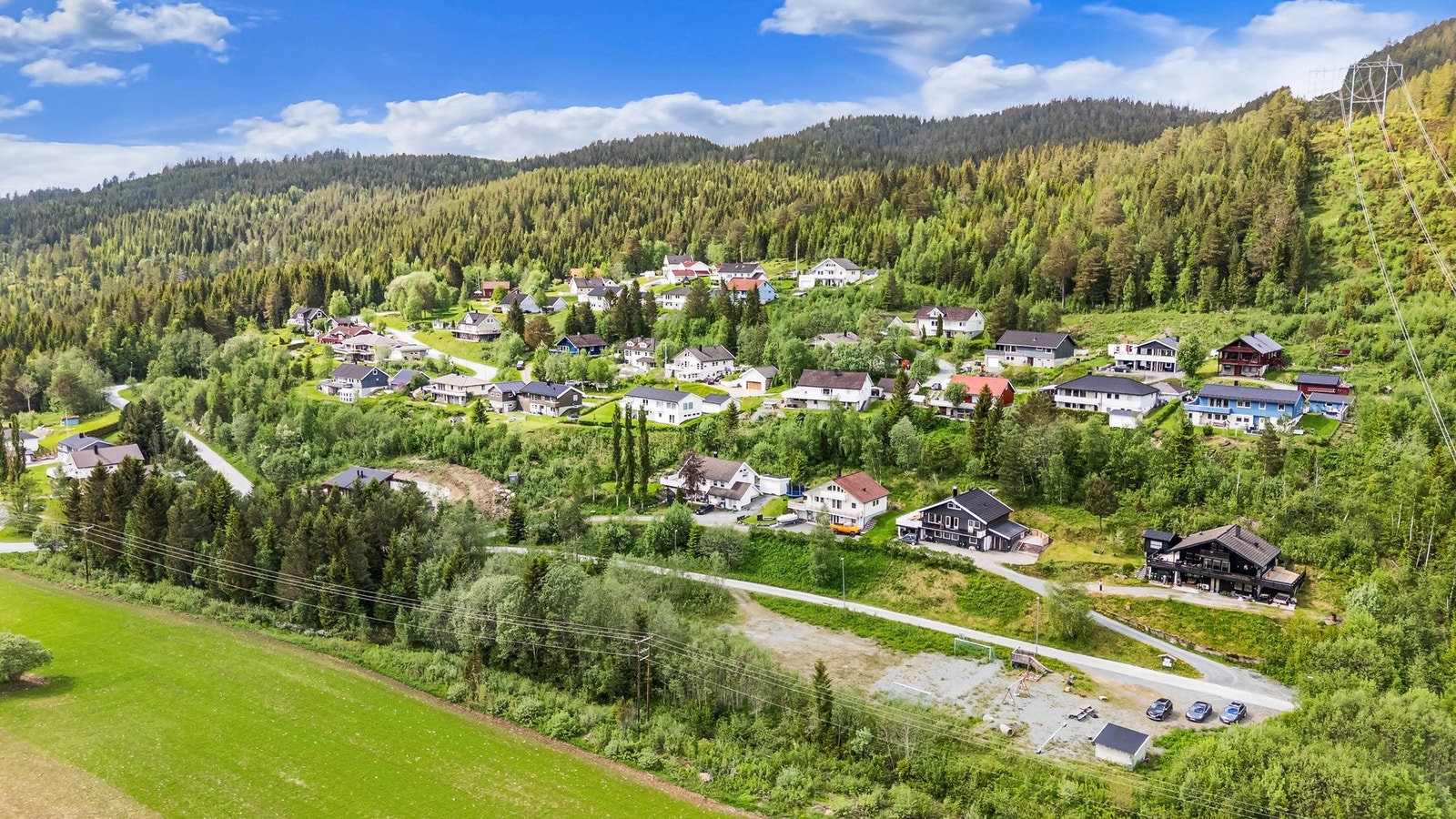 Trivelig lekeplass rett nedenfor boligen Galleribilde