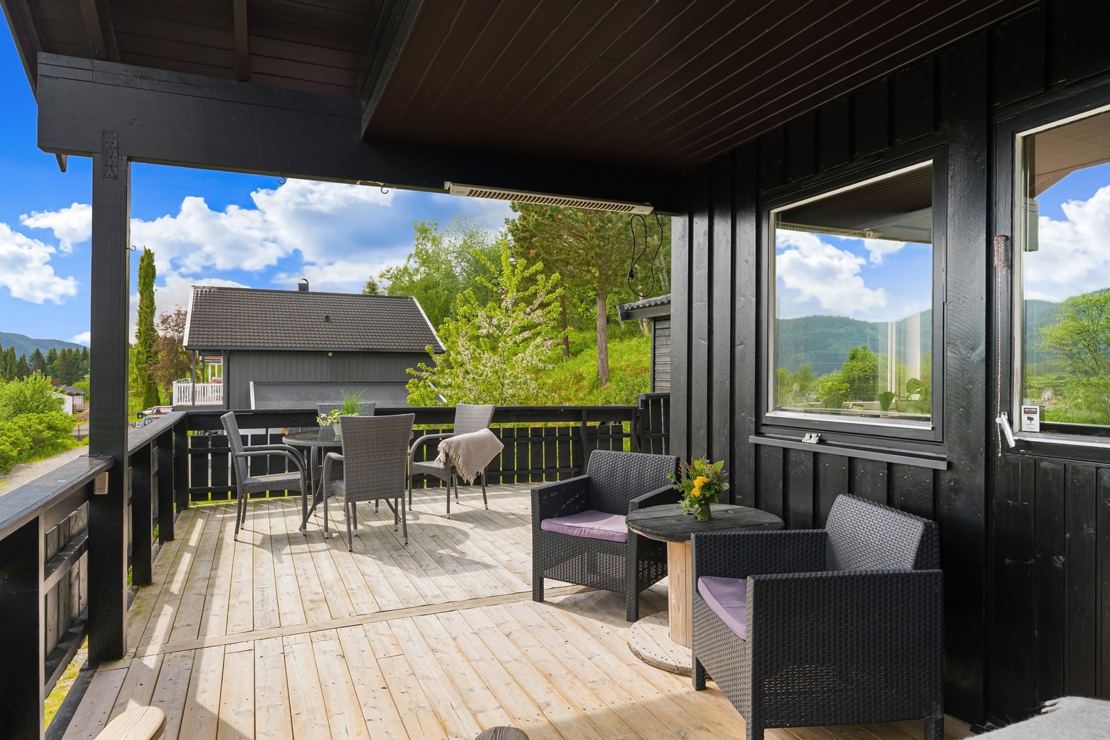 Deler av terrassen har overbygg. Det er også montert terrassevarmer under taket. Galleribilde