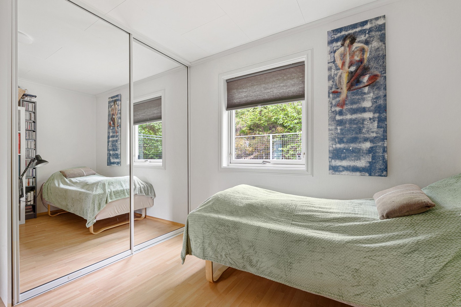 Soverommet er tidligere brukt som hovedsoverom og har en praktisk skyvedørsgarderobe Galleribilde
