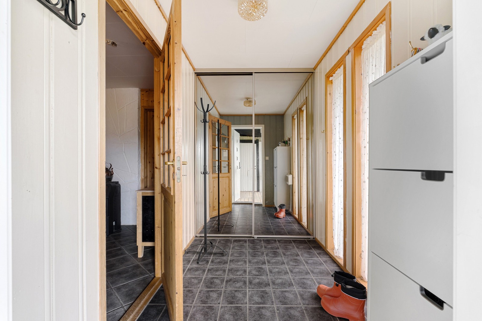 Vindfanget har også en praktisk skyvedørsgarderobe Galleribilde