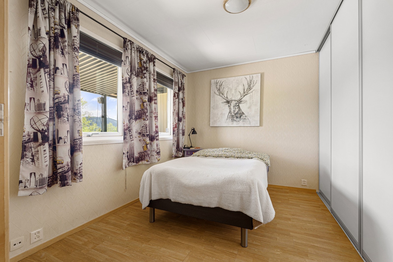 Soverom sokkeletasje med skyvedørsgarderobe Galleribilde