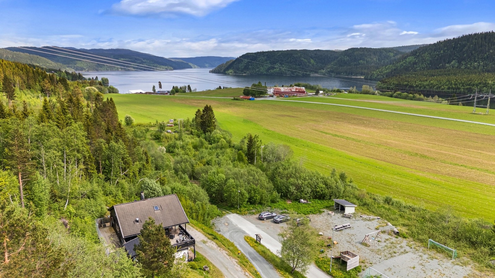 Flott utsikt mot Selbusjøen og Brungmarka. Galleribilde