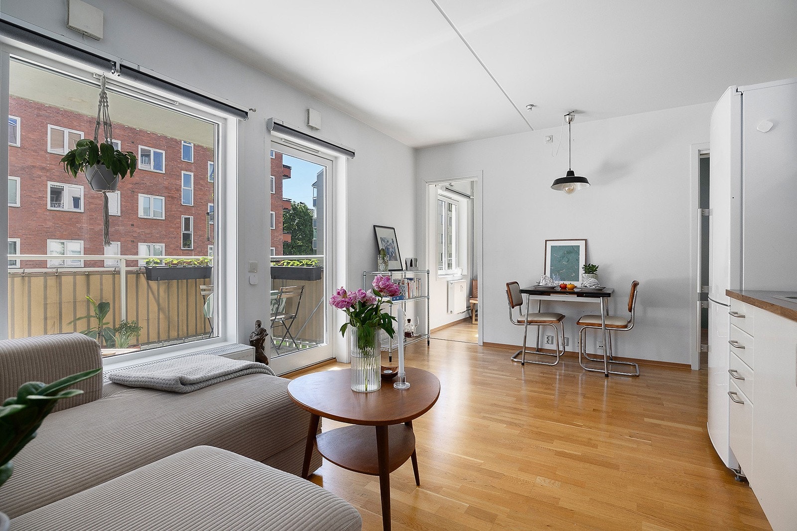 Lys og tiltalende stue med parkett på gulv og slette vegger Galleribilde