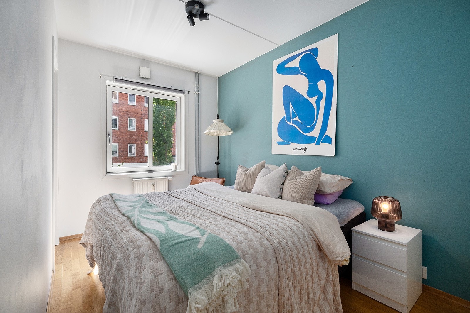 Et godt soverom med plass til dobbeltseng Galleribilde
