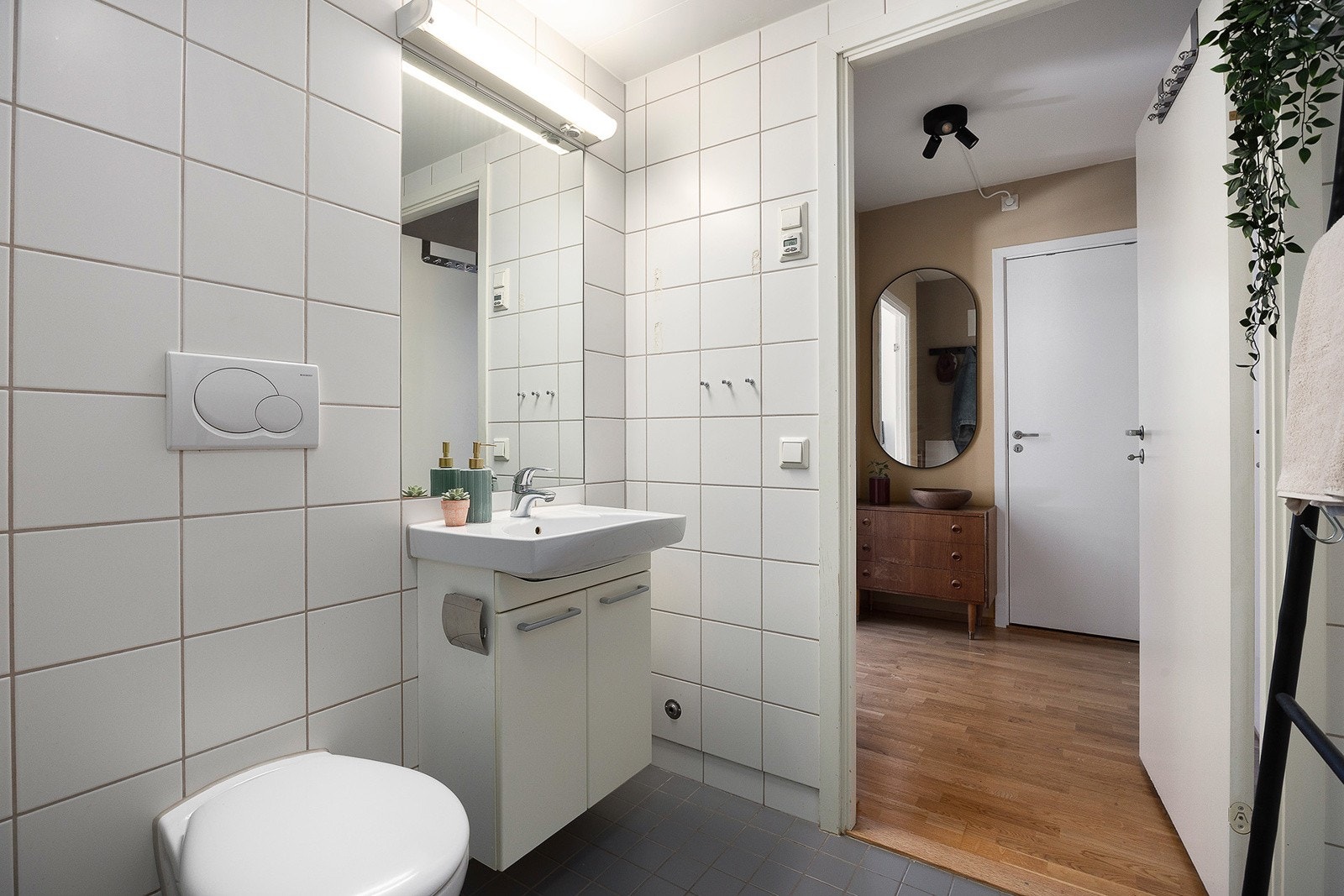 Badet har varme i gulv og opplegg til vaskemaskin Galleribilde