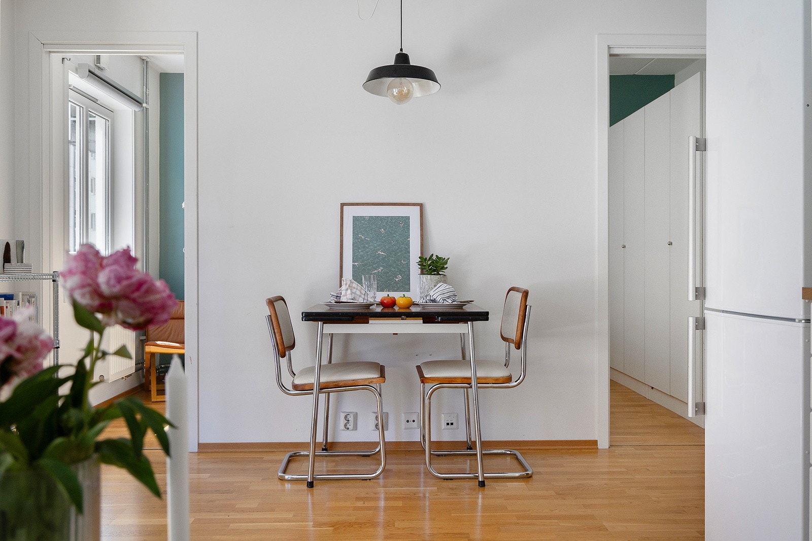 Fin plass til spisebord i stuen Galleribilde