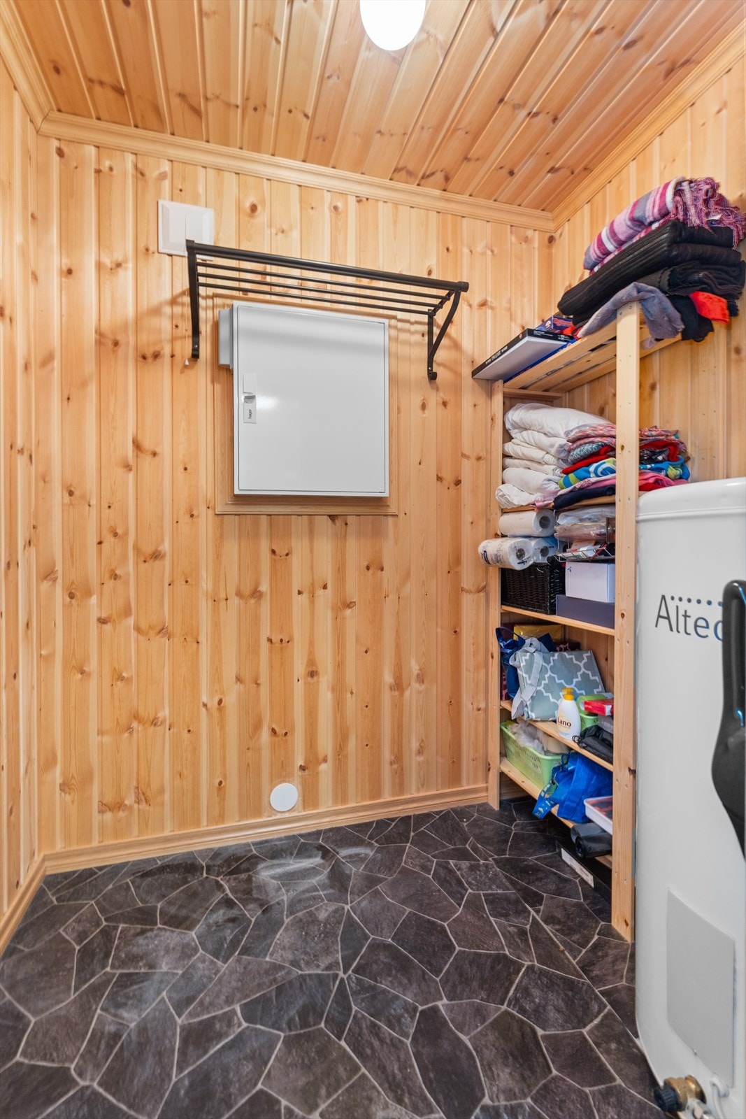 Større bodteknisk rom innenfor badet med god lagringskapasitet Galleribilde