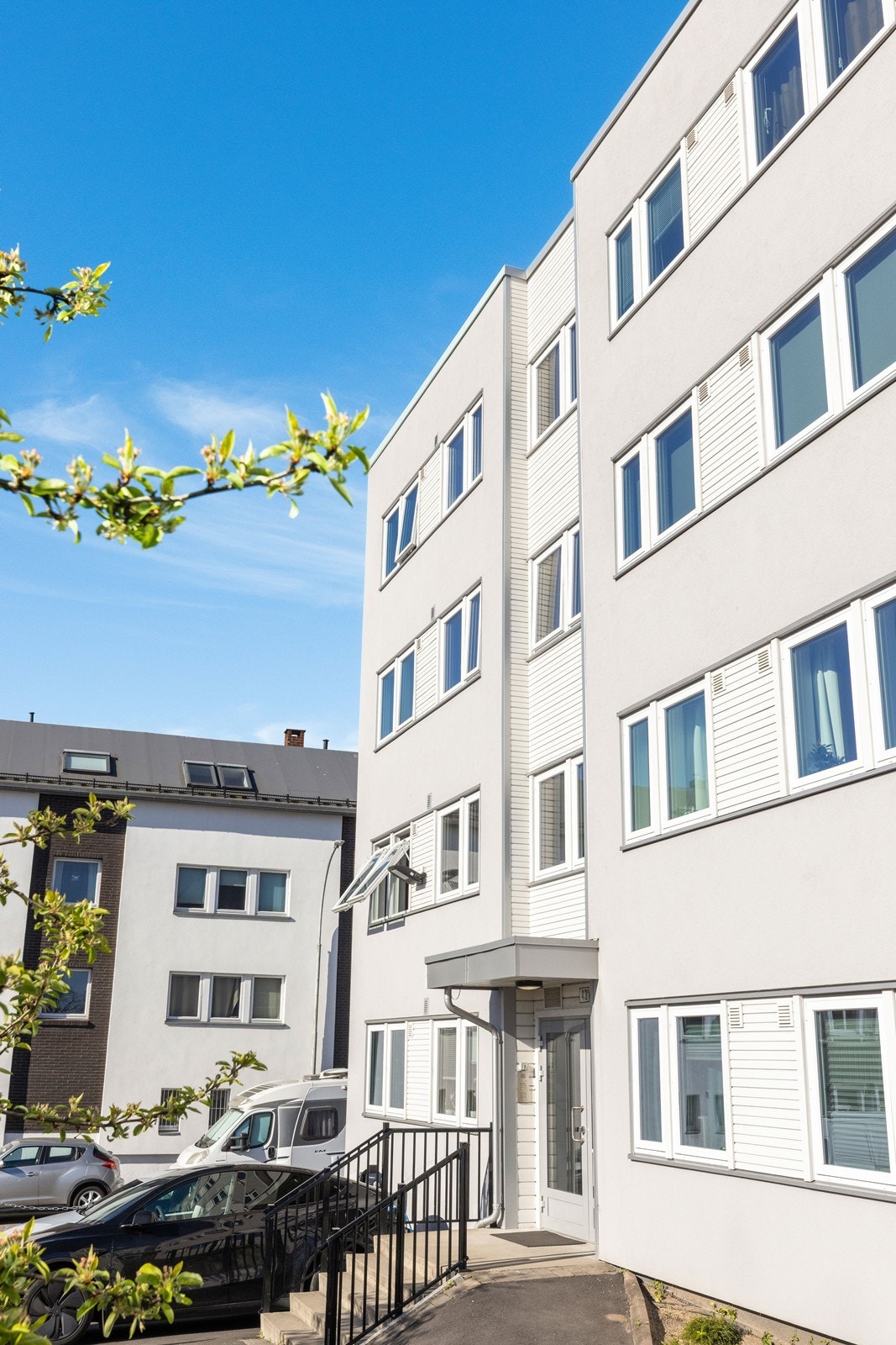 Fasaden ble etterisolert og fornyet i 2020, og bygget har felles inngang med porttelefon. Galleribilde