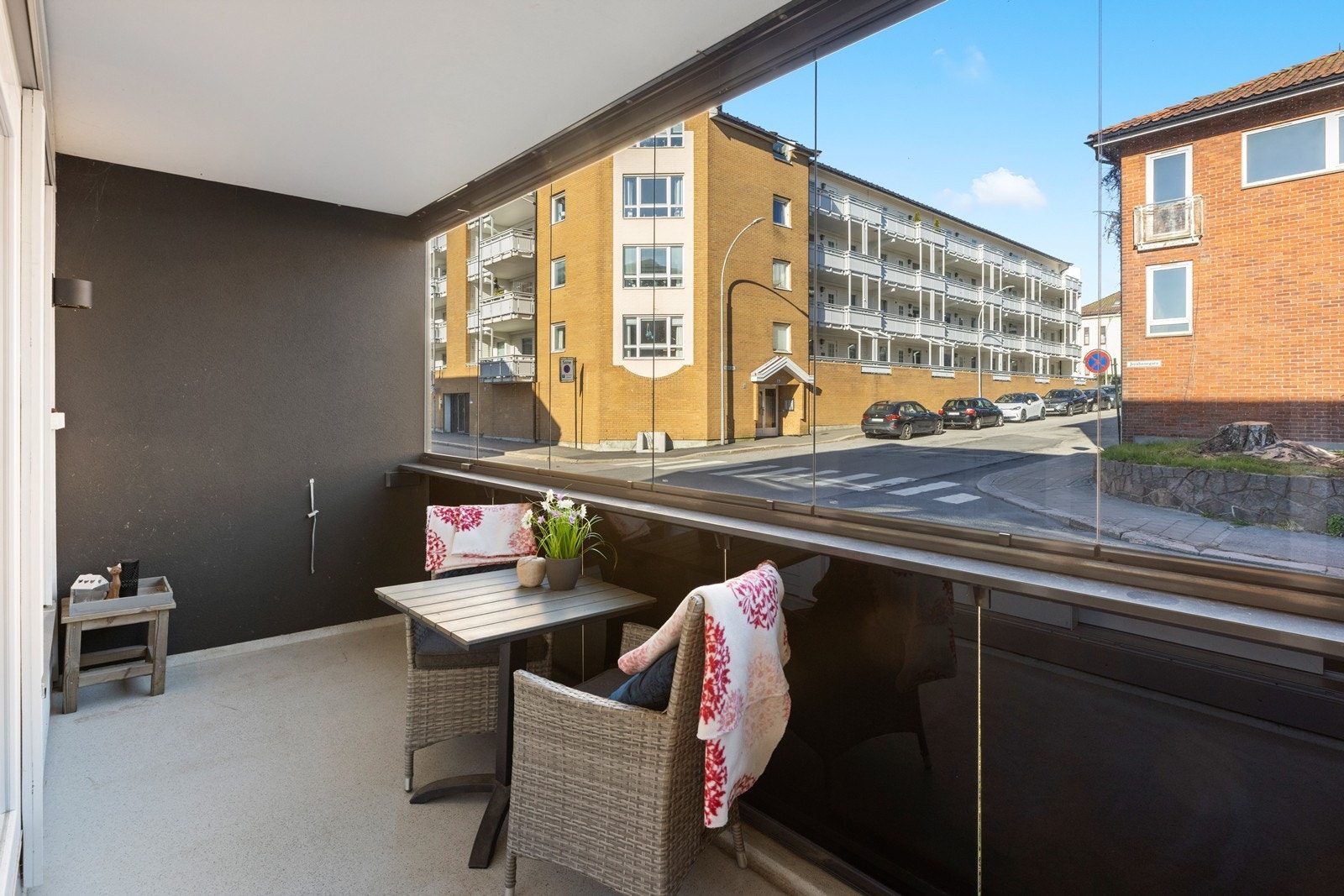 Fra stuen er det utgang til en vestvendt, innglasset balkong. Galleribilde
