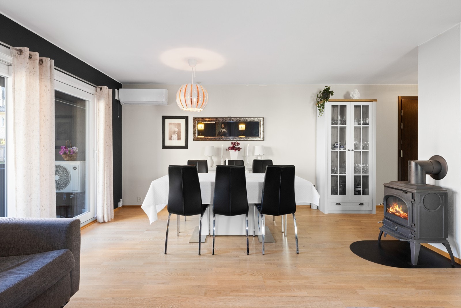 Stuen har god plass til både sofagruppe og spisebord. Galleribilde