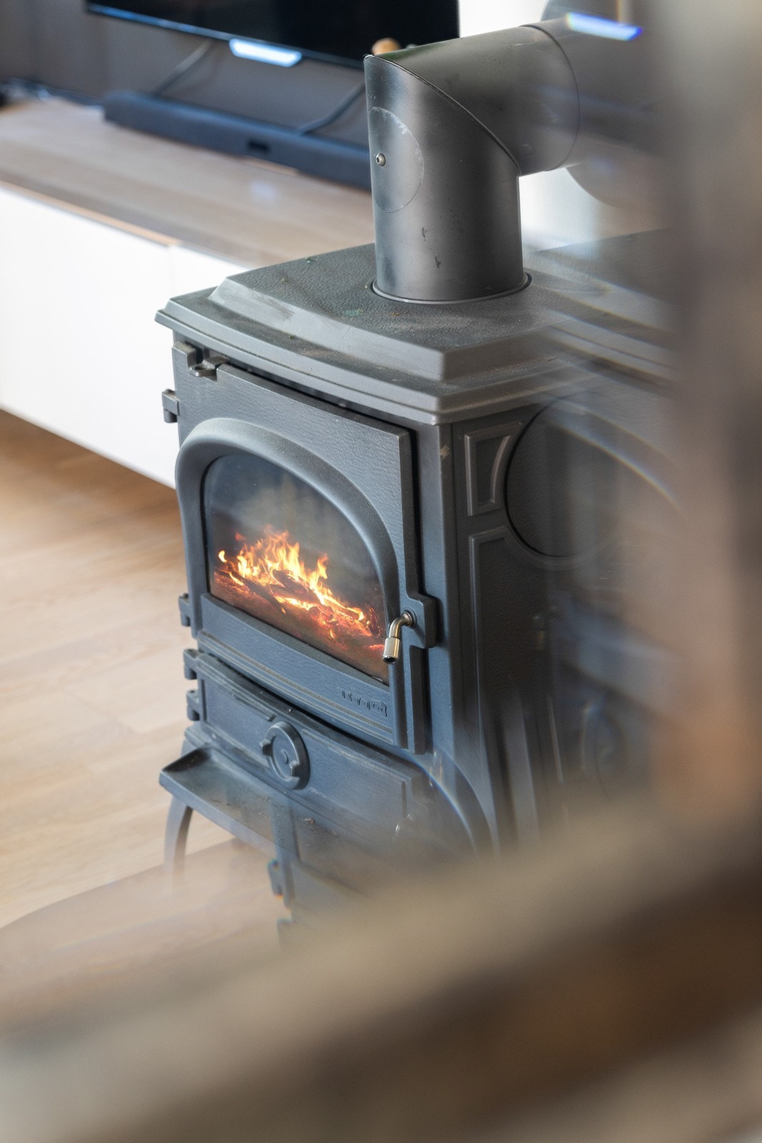 Vedovnen fra 2023 gir både hygge og en alternativ oppvarmingskilde. Galleribilde
