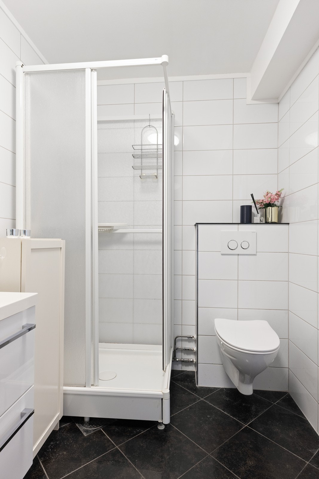 Badet er utstyrt med veggmontert toalett og dusjkabinett. Rommet ble renovert i 2012. Galleribilde