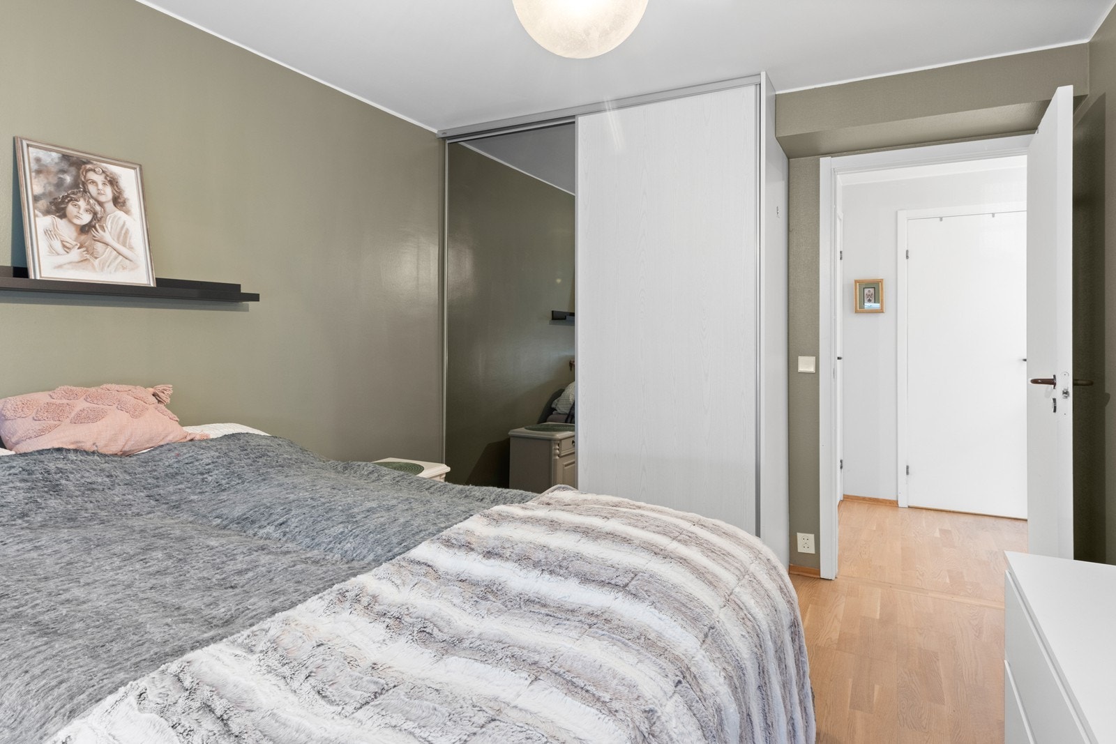 God oppbevaringsplass i skyvedørsgarderobe. Leiligheten disponerer også to boder i kjelleren. Galleribilde