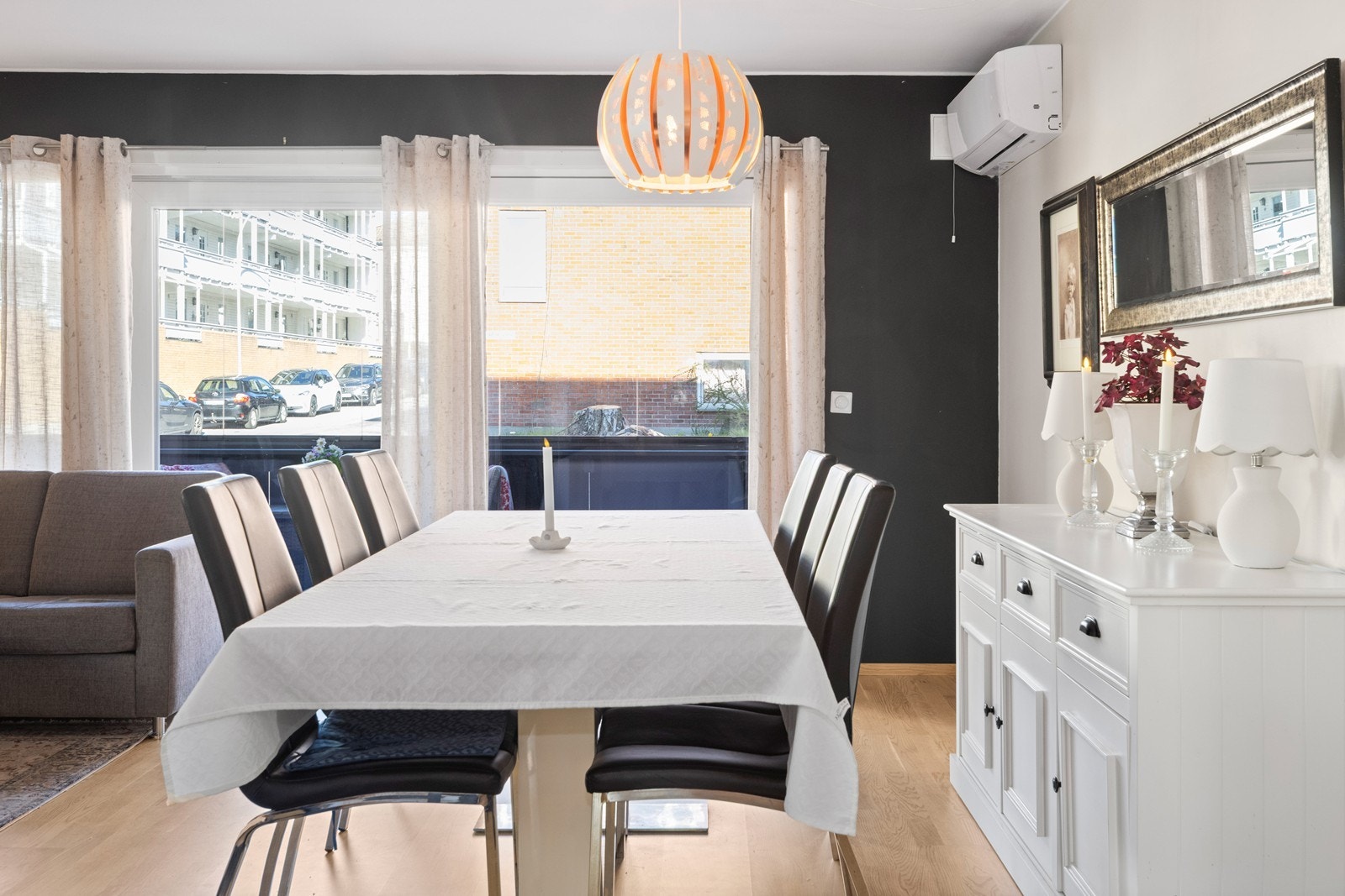 Vinduer med 3-lags glass fra 2020 bidrar til god isolasjon og et stabilt inneklima. Galleribilde