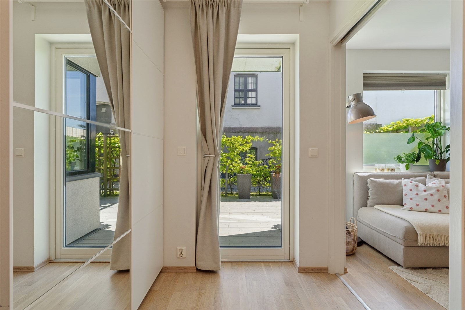 Fra soverommet er det direkte utgang til en skjermet terrasseplatting på 12 m². Galleribilde