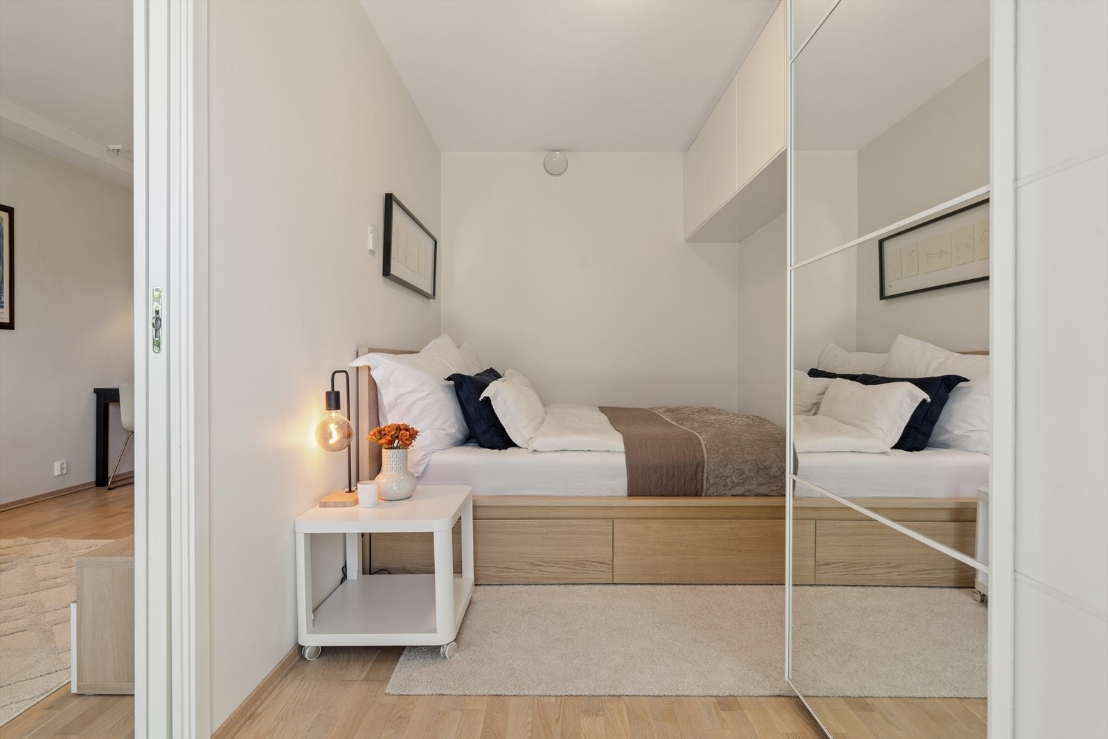 Skyvedør inn til soverommet bidrar til god utnyttelse av arealet. Galleribilde