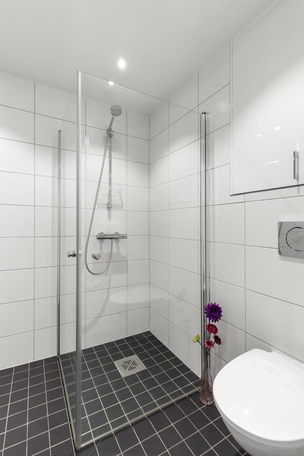 Dusjhjørne med innfellbare dører. Badet har også opplegg for vaskemaskin og balansert ventilasjon. Galleribilde