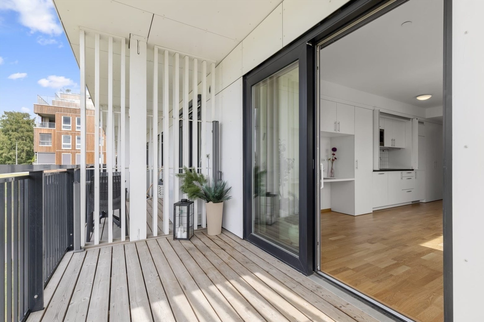 Fra stuen er det utgang til balkongen gjennom en bred skyvedør i glass. Galleribilde