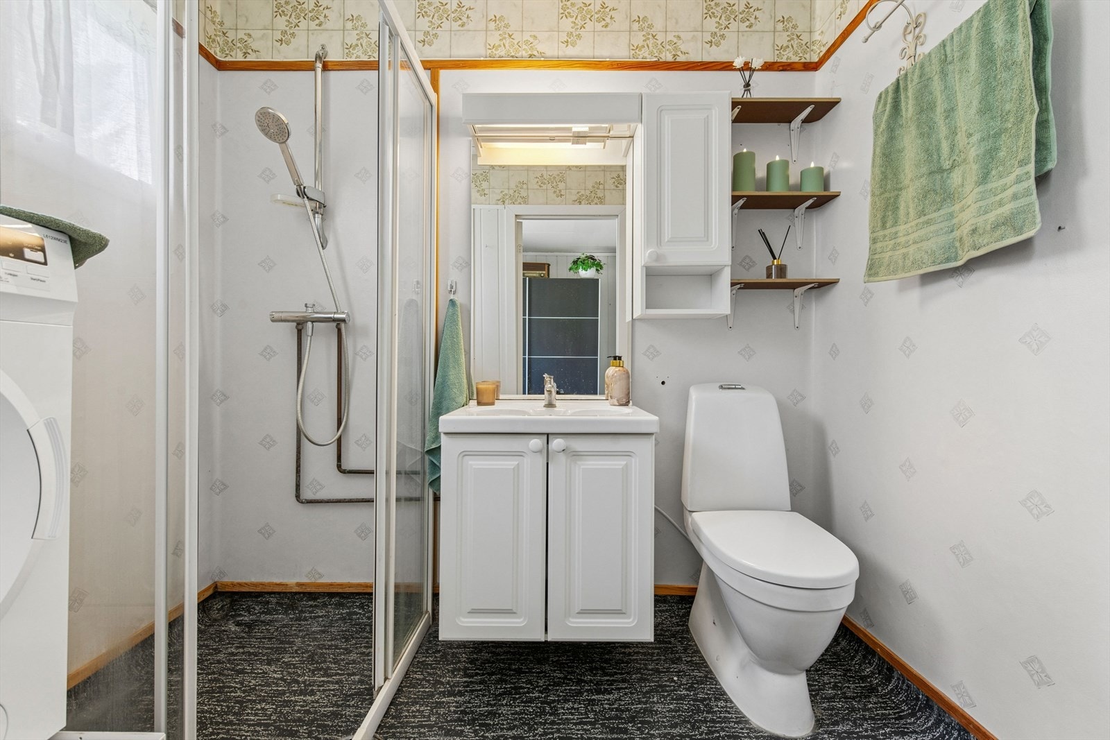 Badet er innredet med servant, WC og dusjsone med skyvedører. Galleribilde