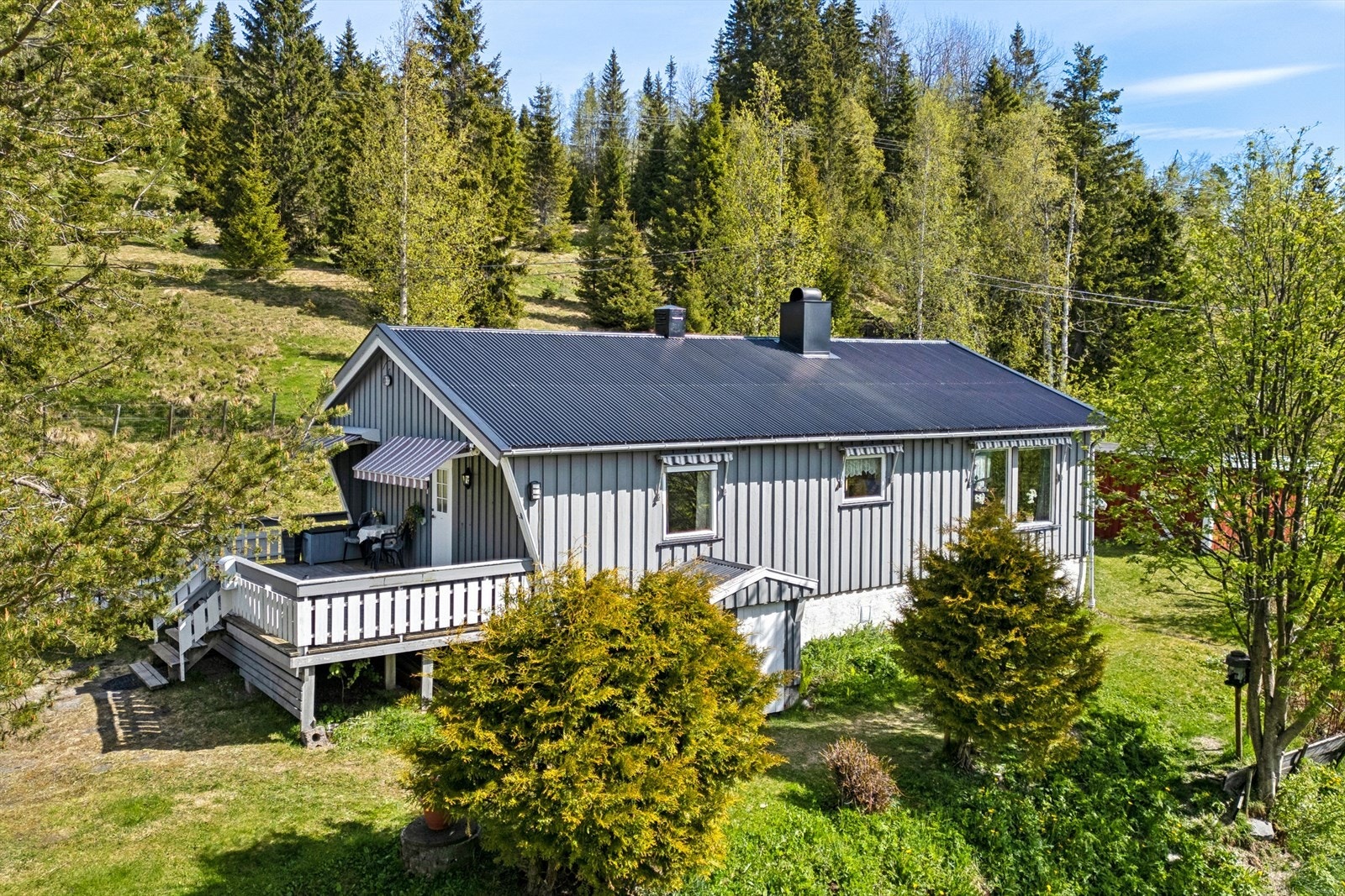 Eneboligen er fra 1973 med landlig og idyllisk beliggenhet ved foten av Synnfjellet. Galleribilde