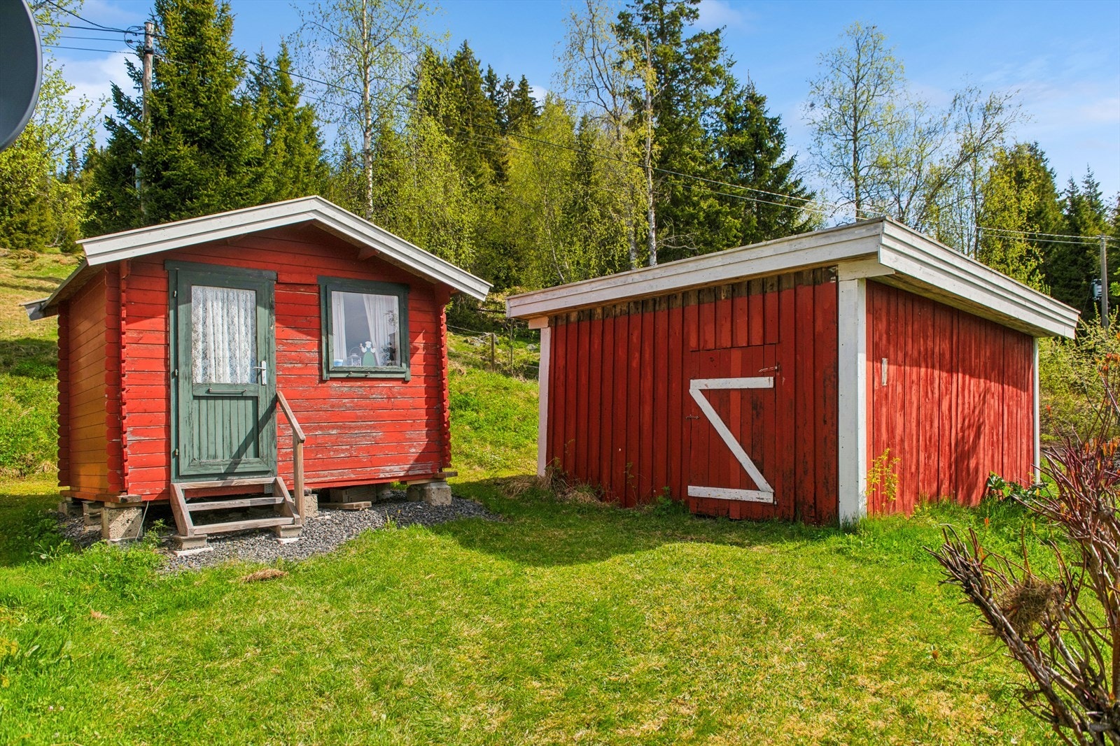 På eiendommen står det to frittstående bygninger for lagring: en skåle og en bod. Galleribilde