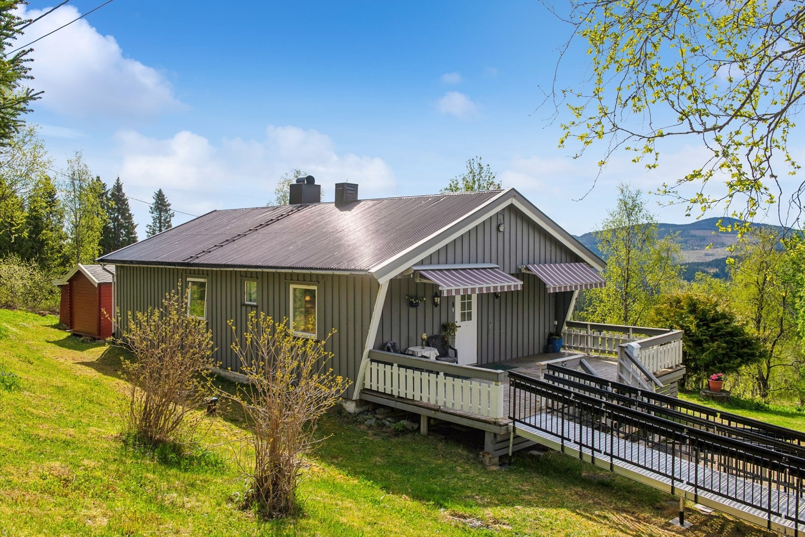 Tomten er opparbeidet med plen, gruslagt gårdsplass og diverse beplantning. Galleribilde