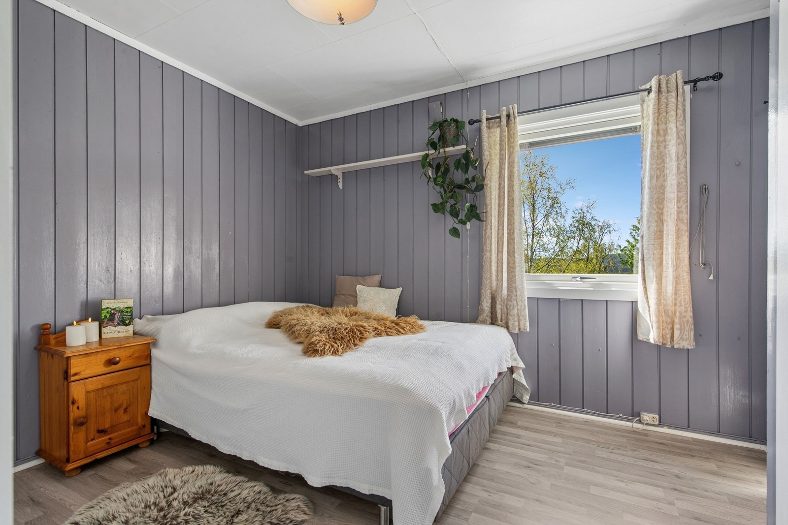 Ett av boligens tre soverom, med plass til dobbeltseng. Galleribilde