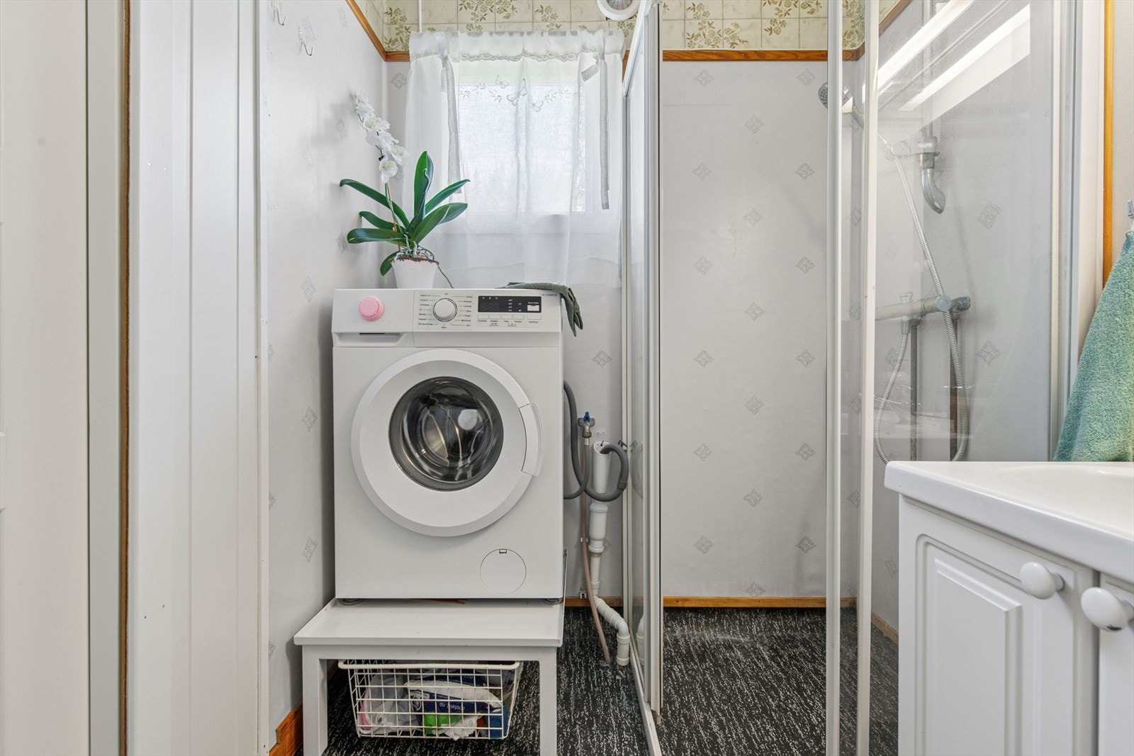 På badet er det opplegg for vaskemaskin. Galleribilde